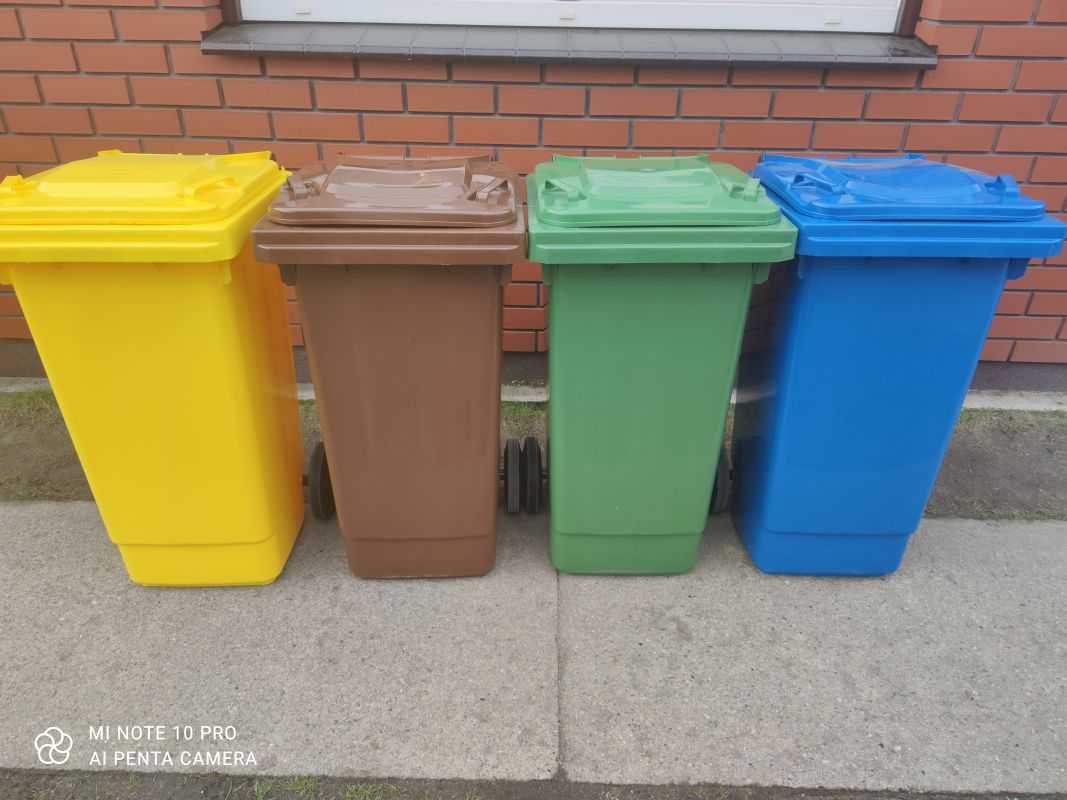 Pojemniki do segregacji odpadów na zewnątrz